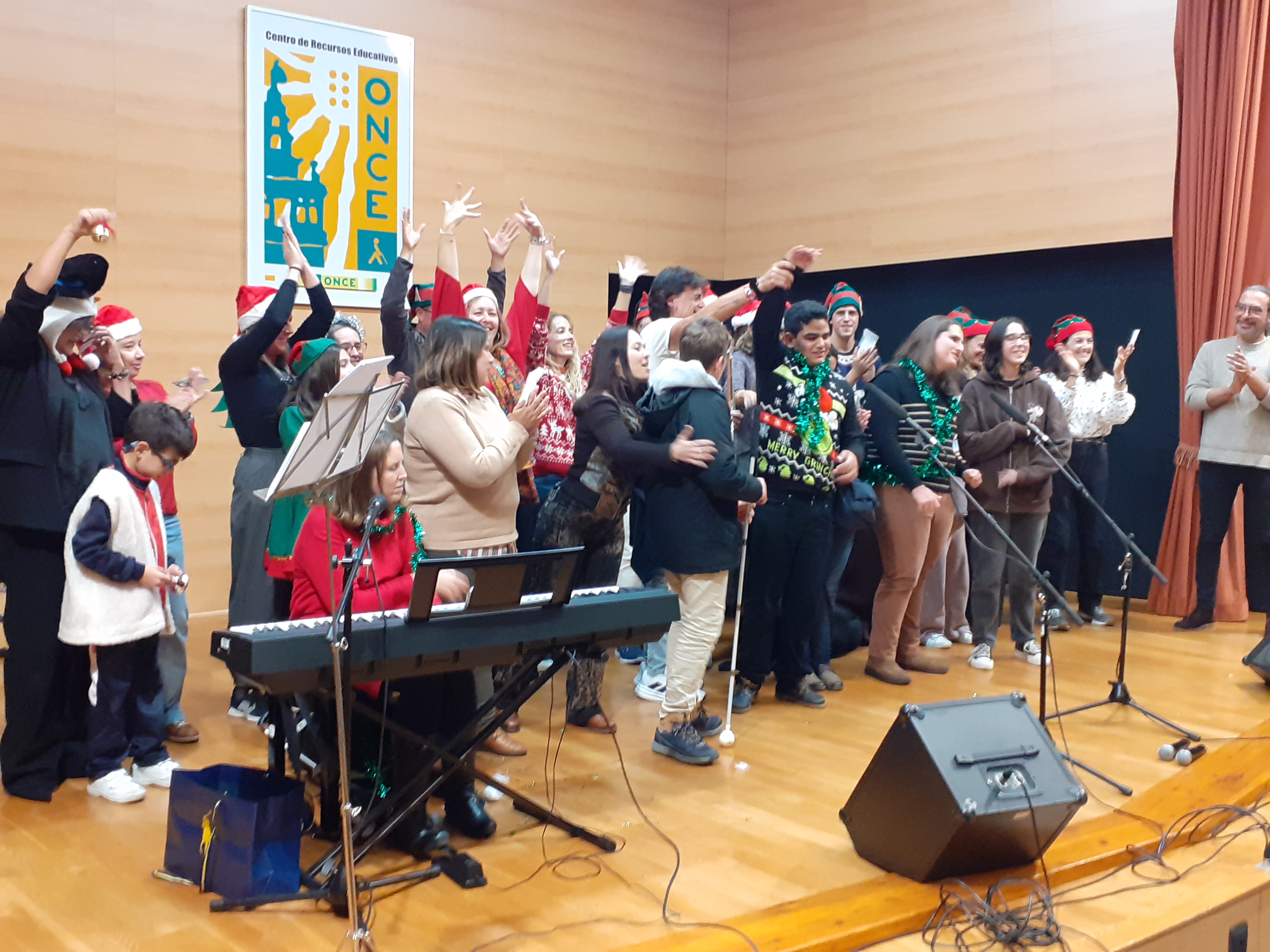 Los alumnos a zambobas, palillos y panderos