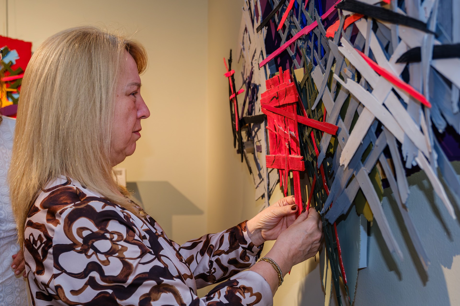 Una persona ciega toca una de las obras