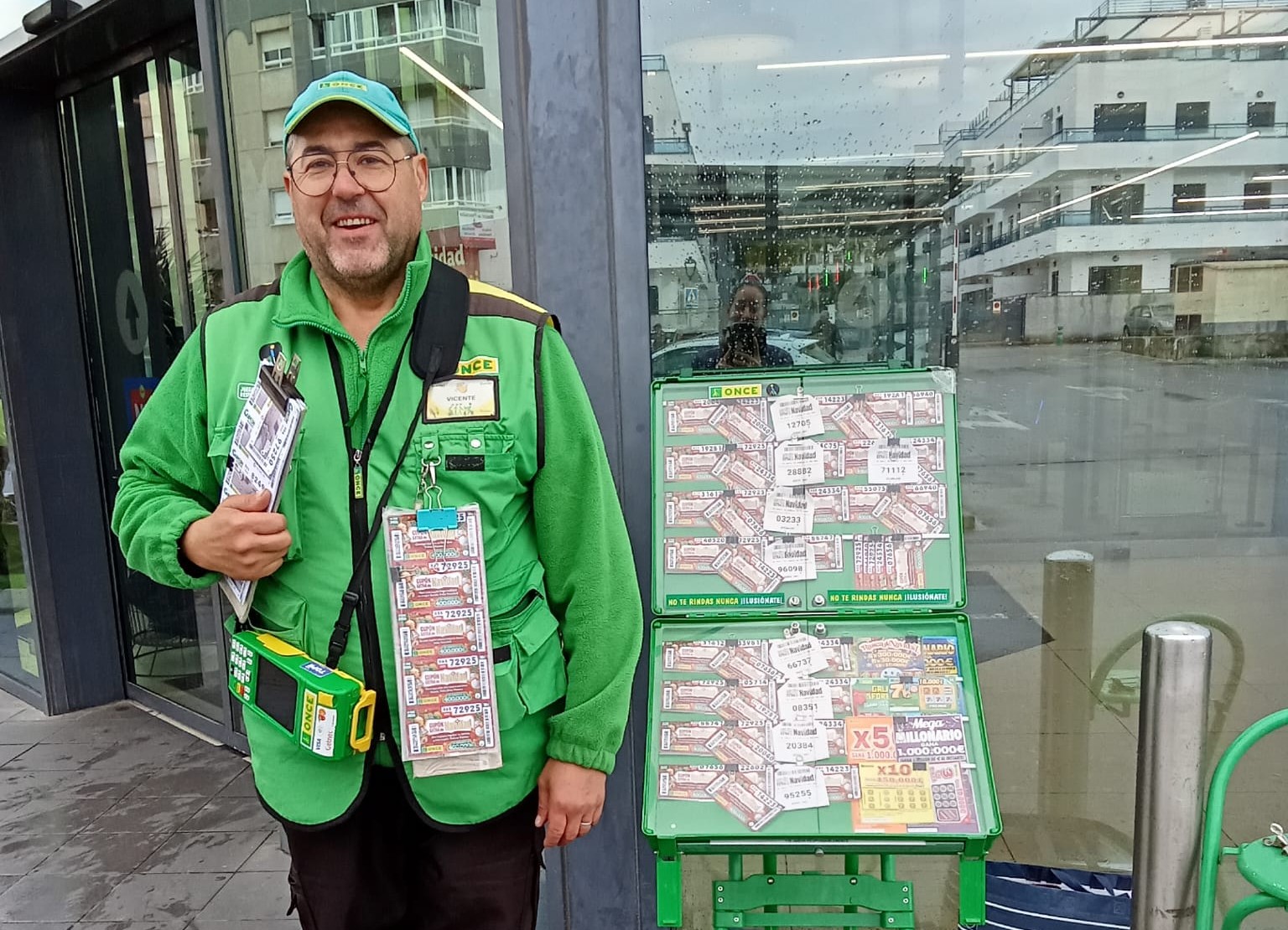 Vicente Serrano, vendedor de la ONCE en Garrucha, posa con su uniforme de trabajo