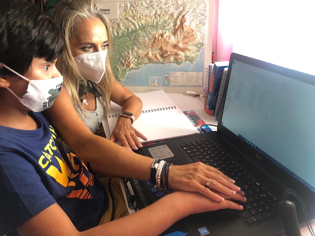 Niño enseñándose a usar el ordenador
