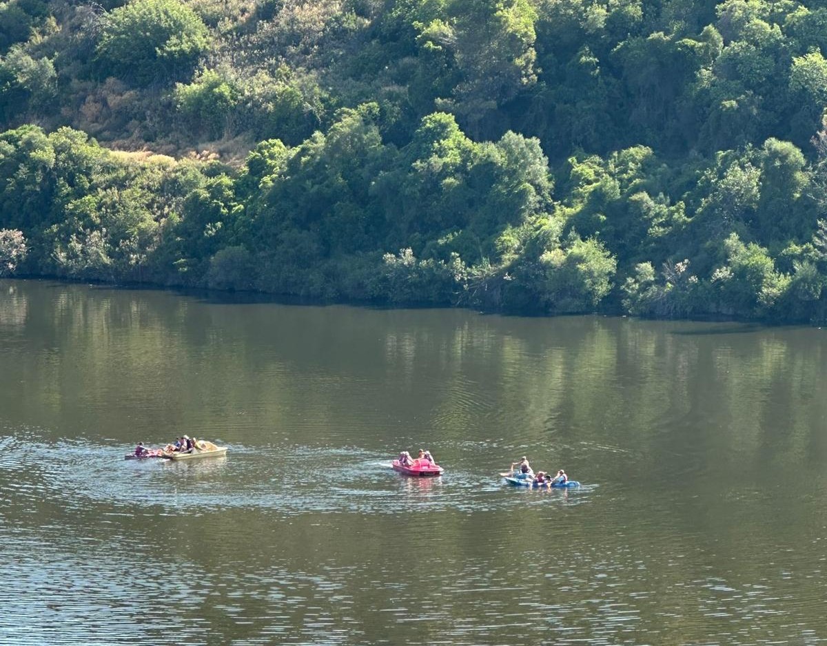 Los chicos embarcados en kayaks