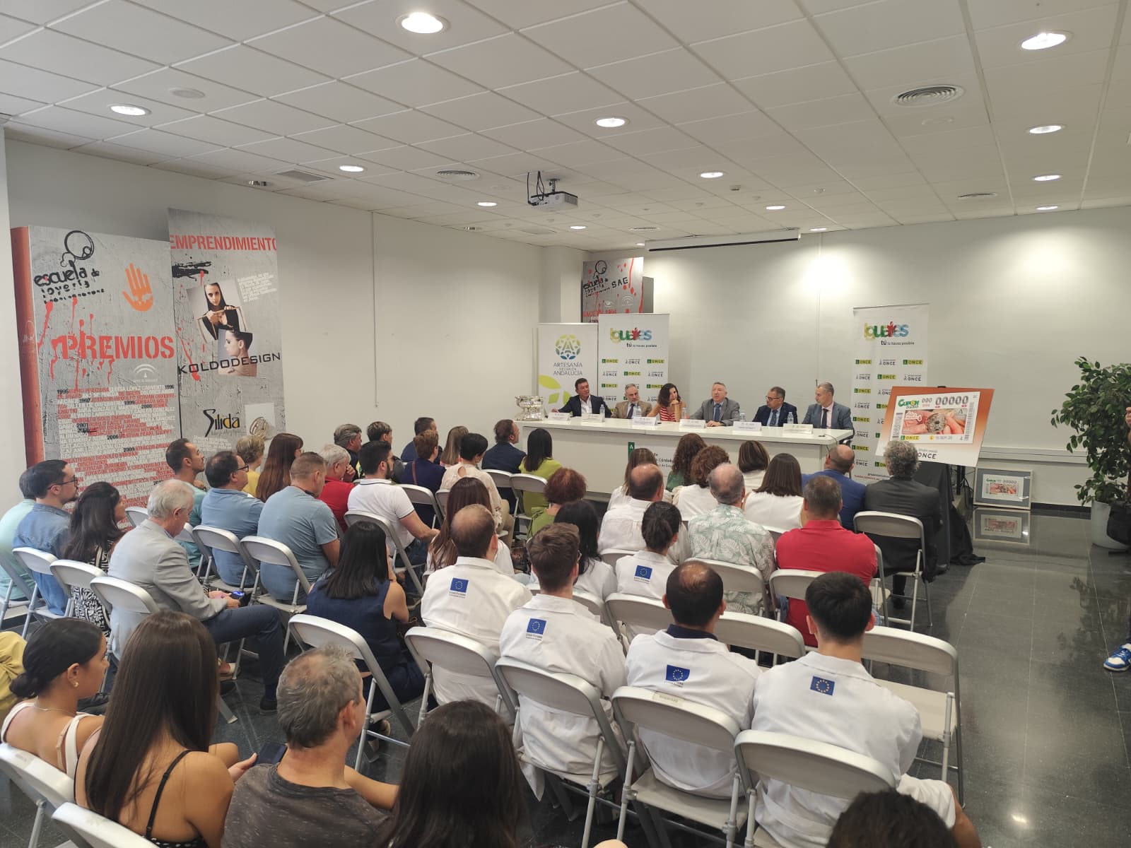 Sala llena ante la presetnación del cupón