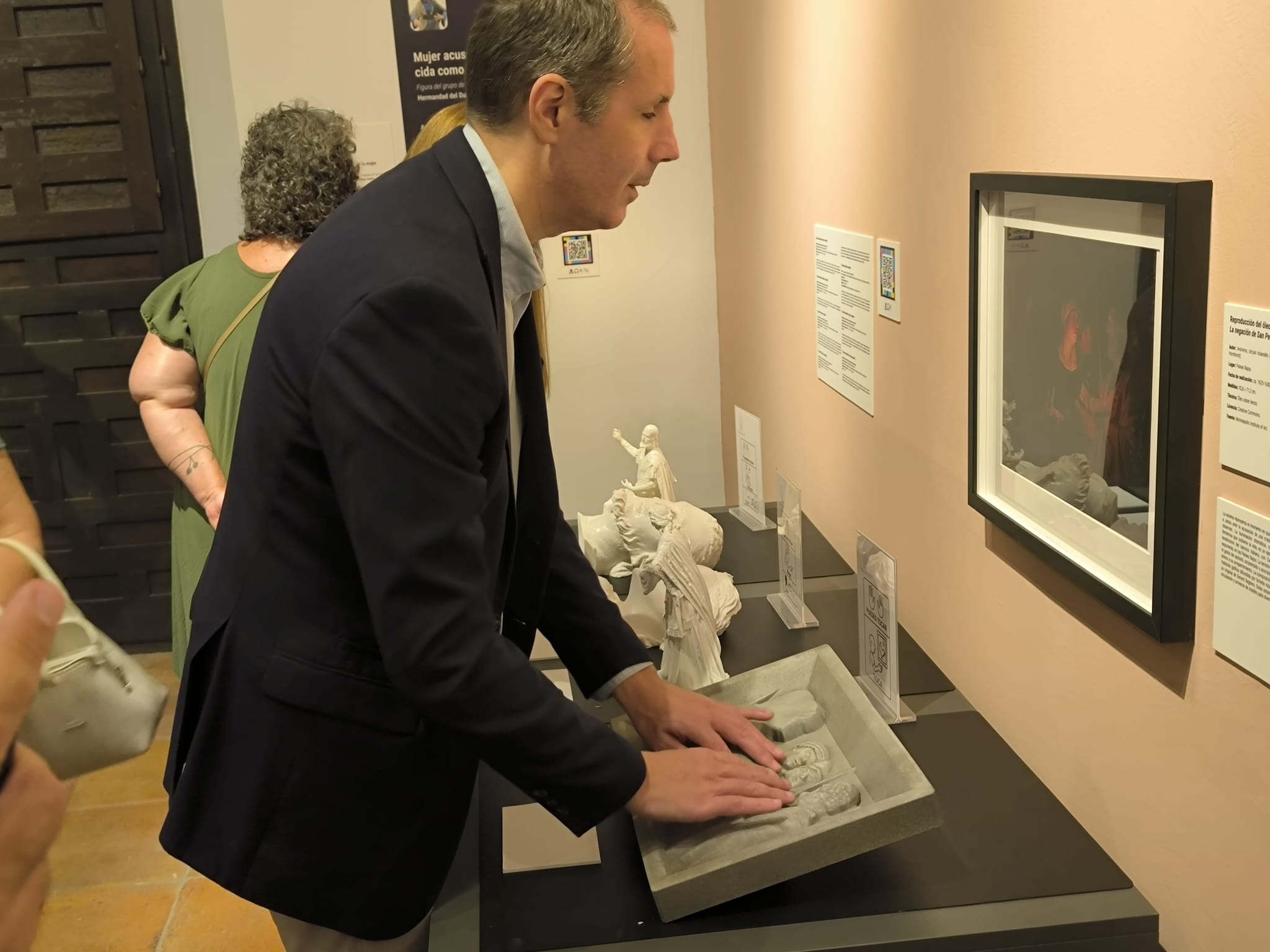 Tacto de un rostro de imagen santa