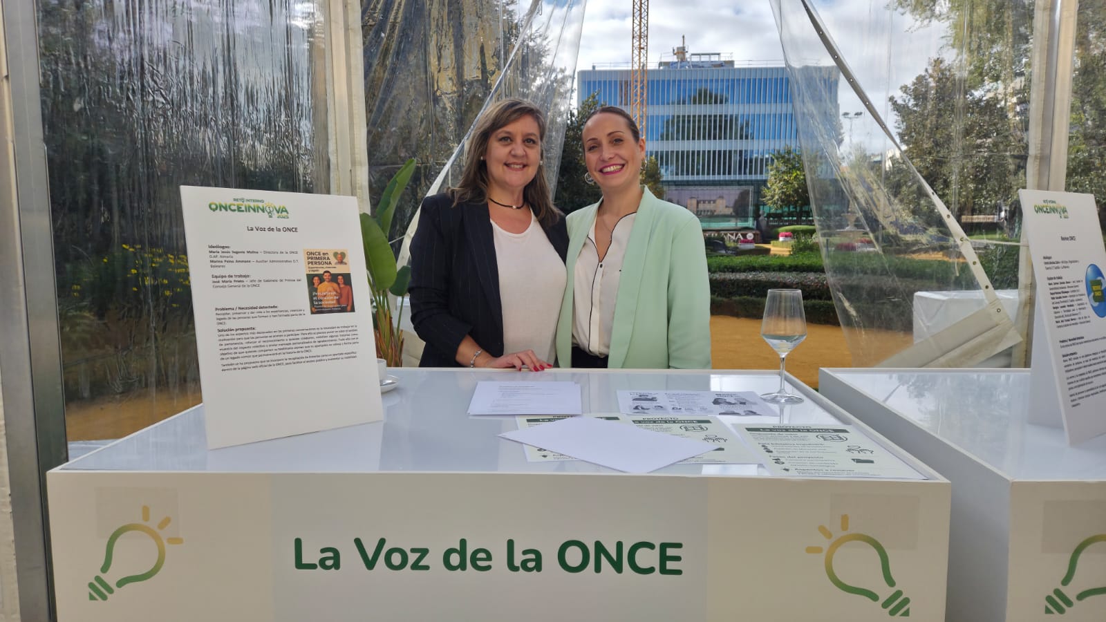 El equipo de 'La voz de la ONCE' en su stand de la final