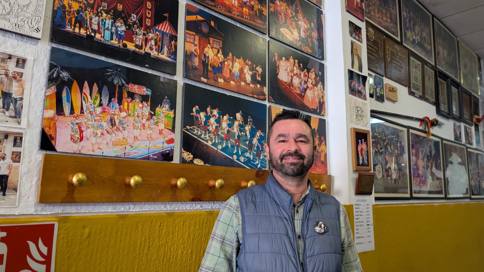 Antonio en el museo que es la Peña