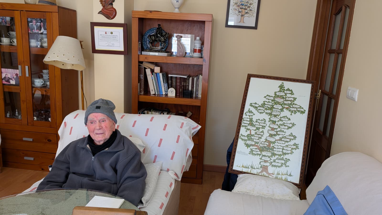 José Antonio juntoa  sus logros