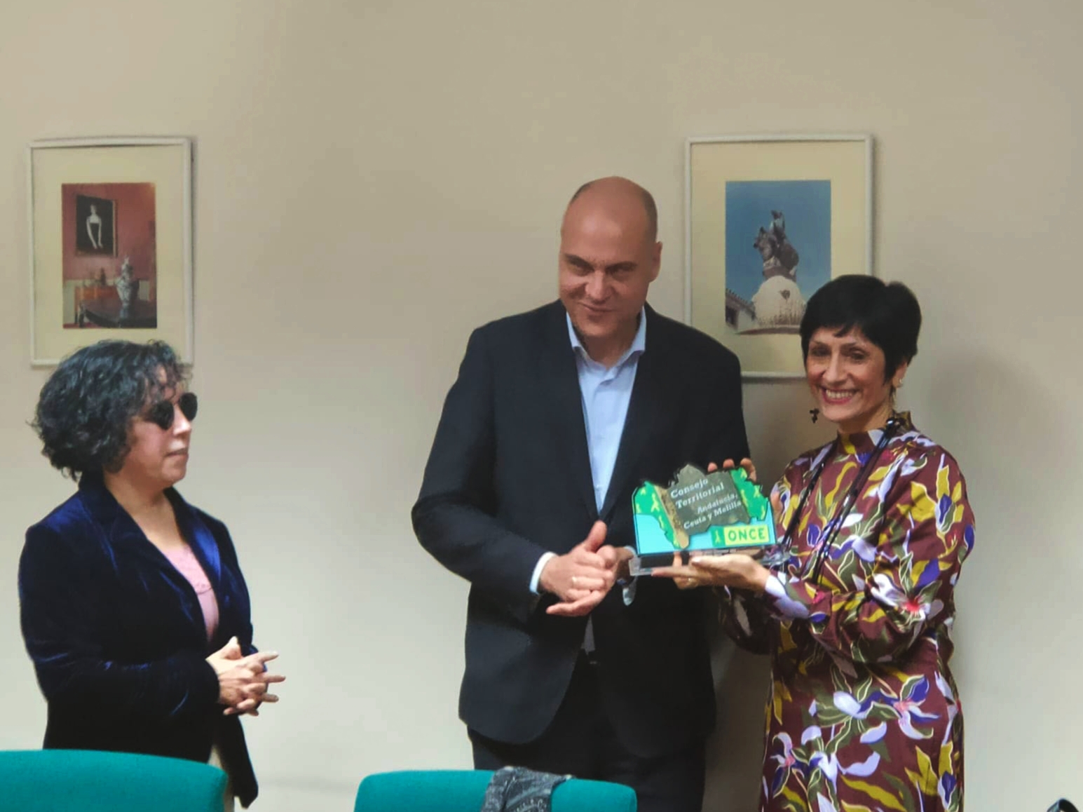 Inés recogiendo un premio