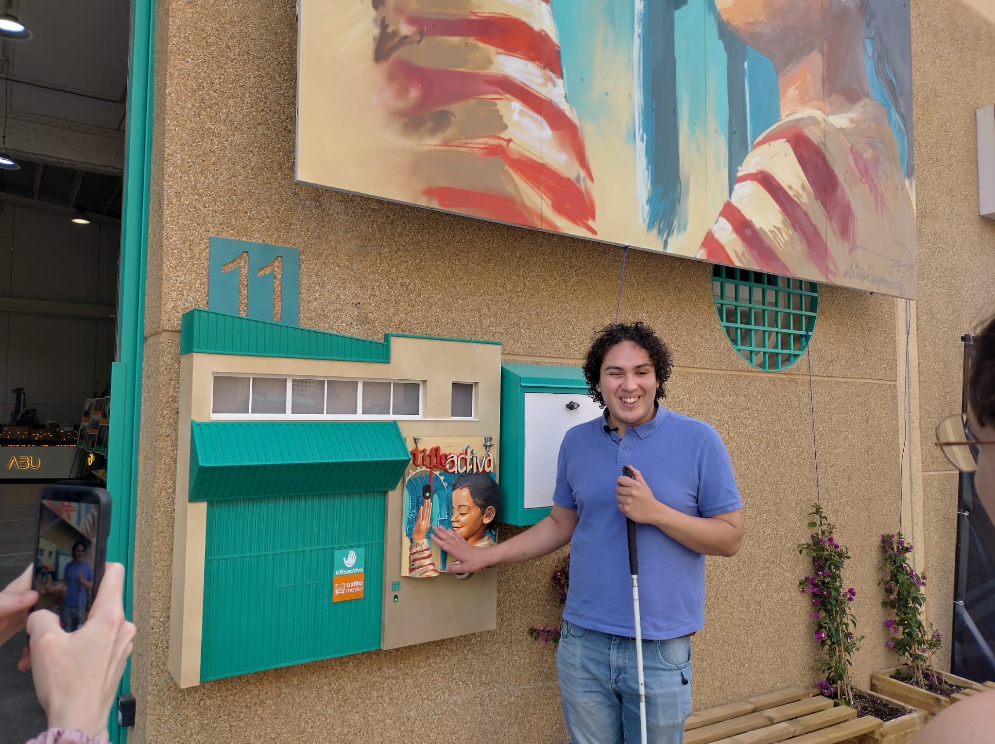 Yerko en una exposición accesible