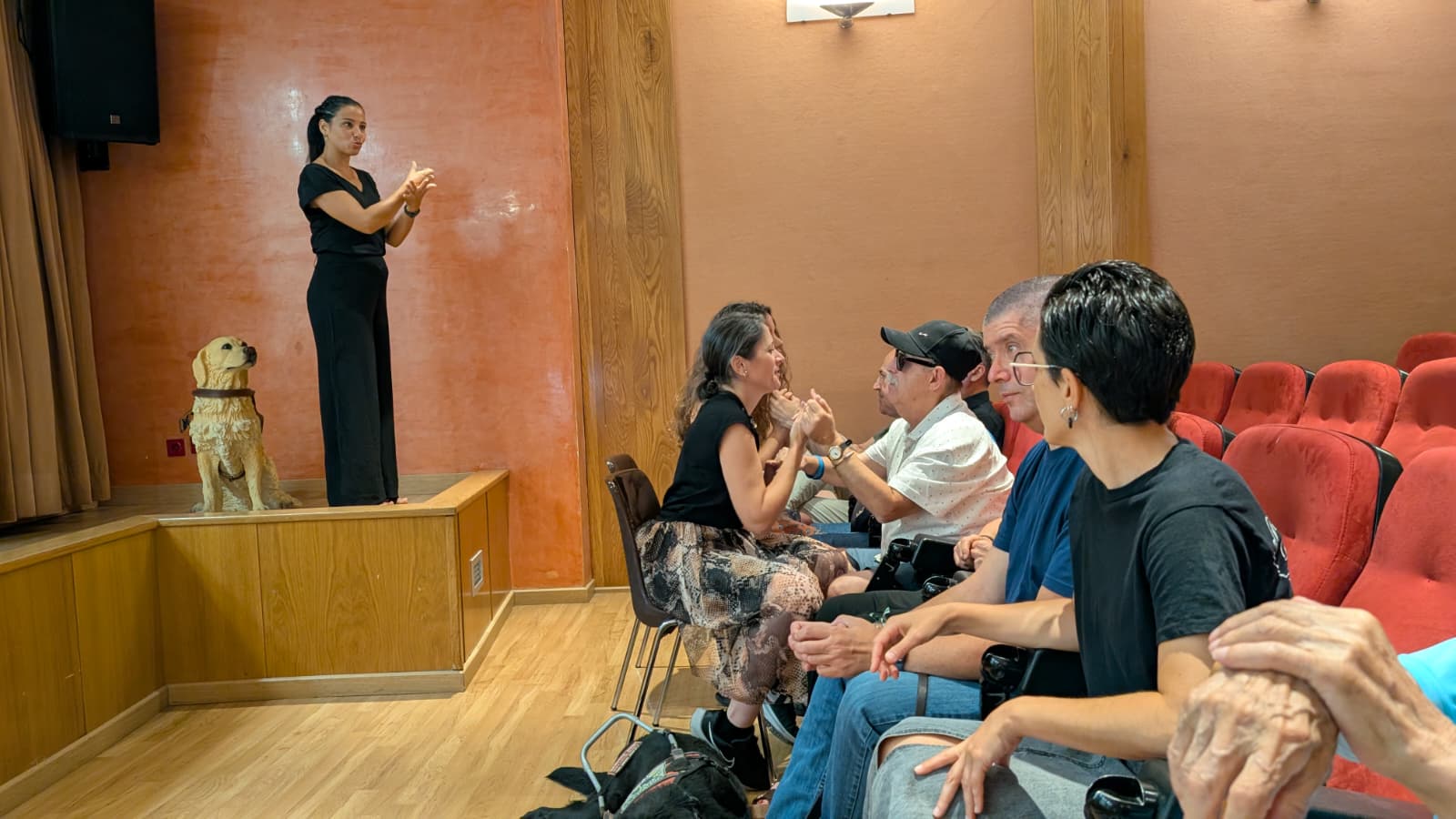 Personas sordociegas recibiendo mediación