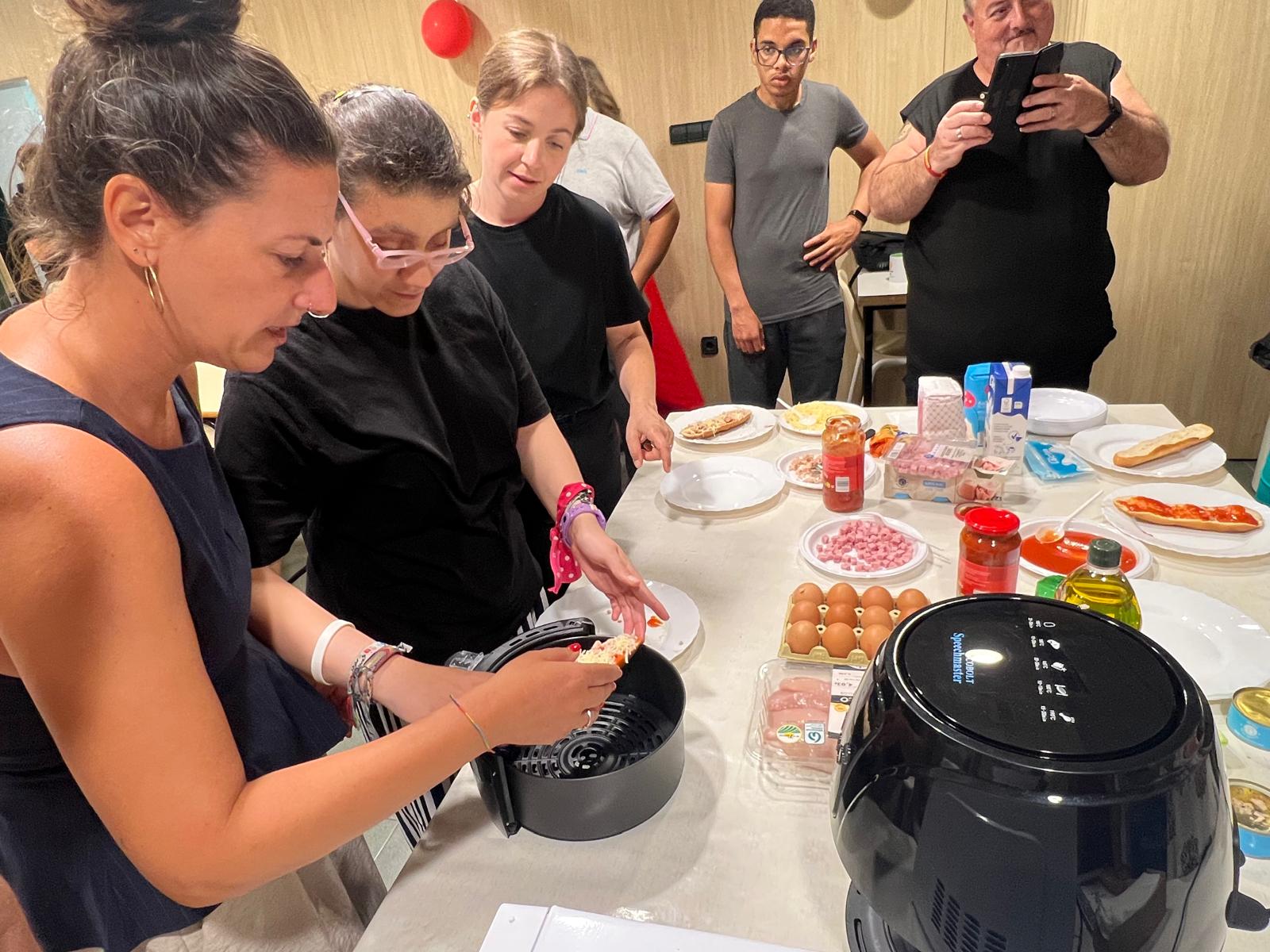 Afiliados aprendiendo a usar un airfryer