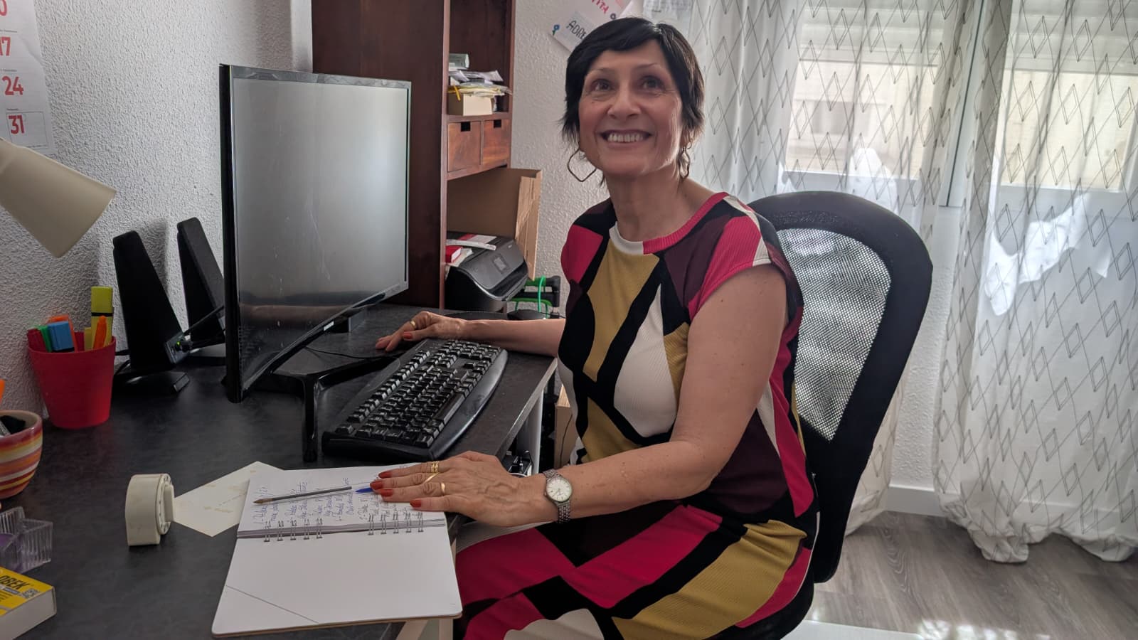 INés torralba en su escritorio