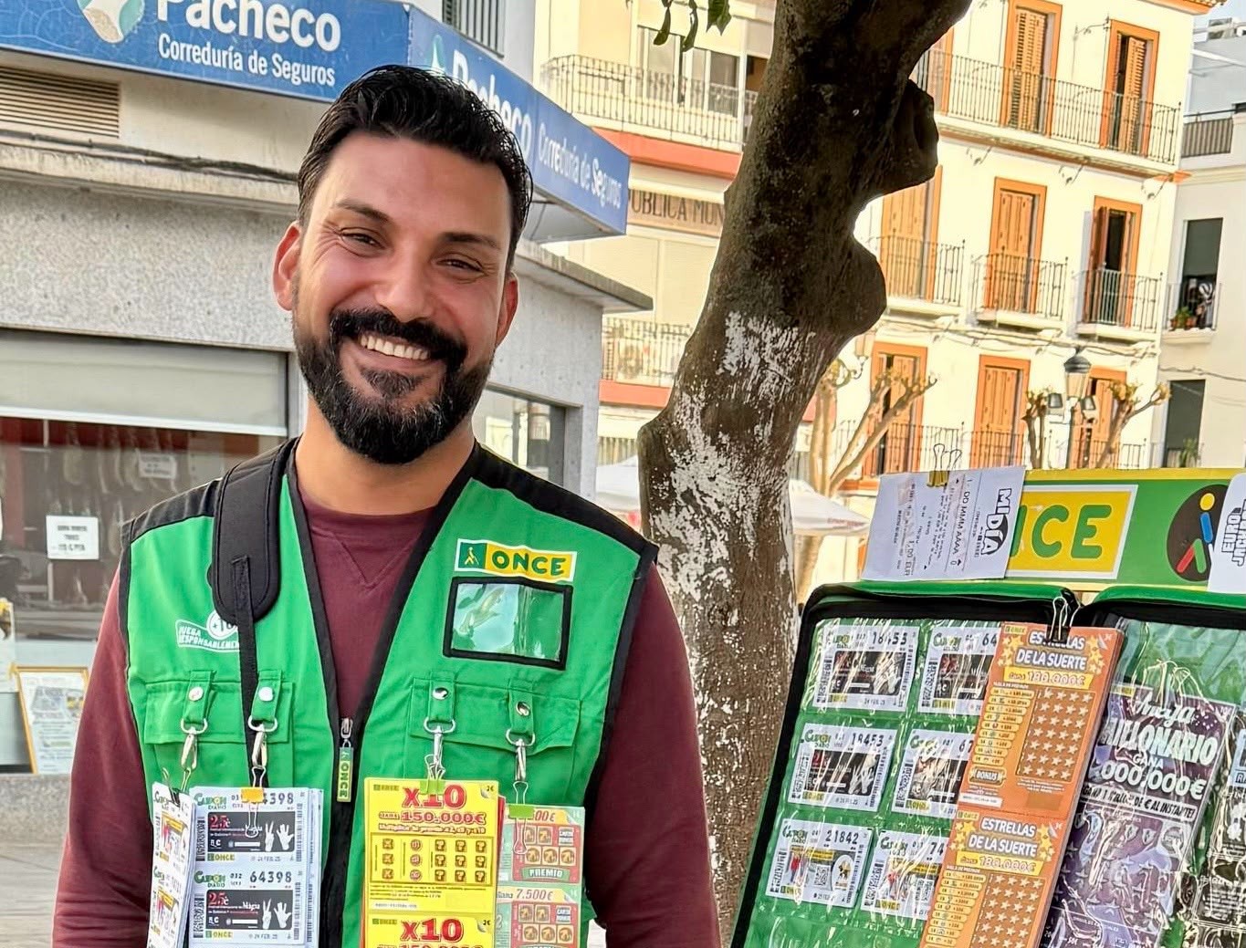 Florín, sonriente ante su expositor