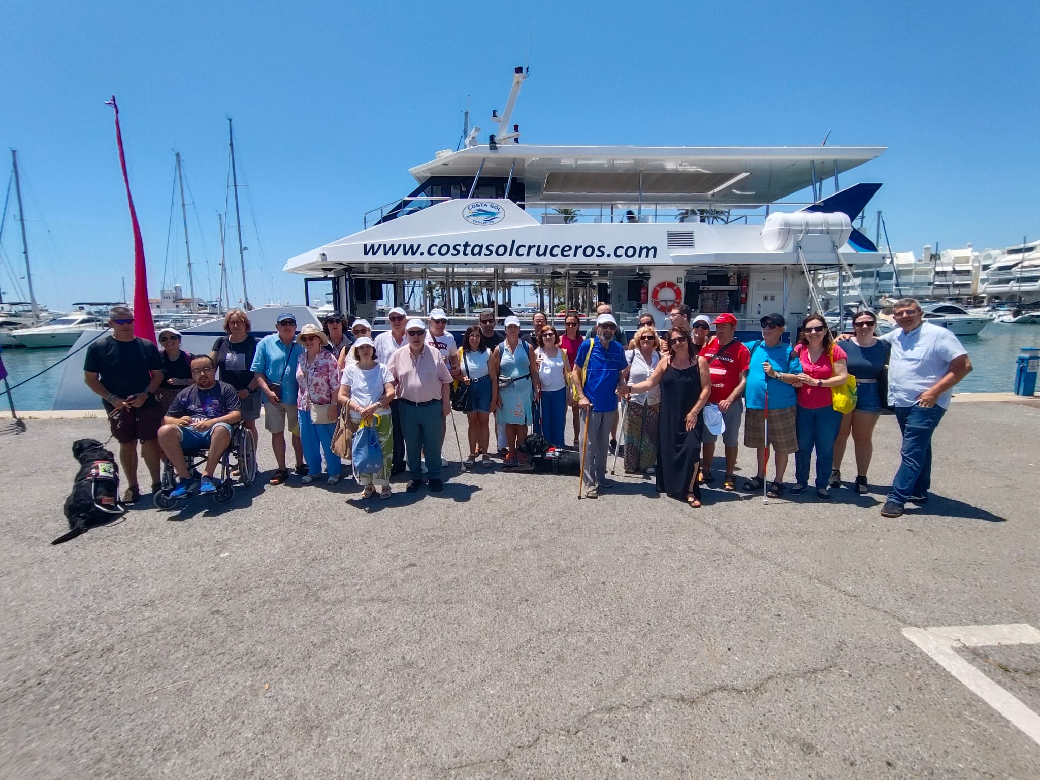fOTO DE familia junto al Catamarán
